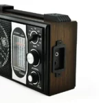 Vue avant de la radio antique rechargeable avec boutons de réglage classiques.