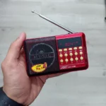 Vue arrière de la radio JOC H011BT rouge avec antenne et batterie rechargeable.