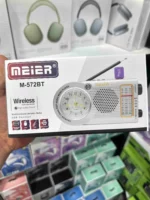 Radio MEIER M-572BT avec antenne déployée et écran horloge.